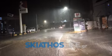 Σοβαρά πλημμυρικά προβλήματα στη Σκιάθο – Παρασύρθηκαν δύο αυτοκίνητα